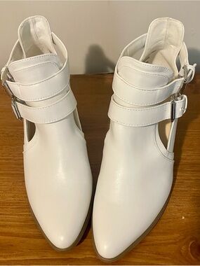 NWOT Liz Claiborne White Celia boot.